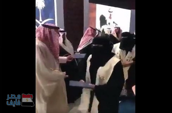 كاتب سعودي يتعرض لهجوم شديد بعد أن وصف فتاة سعودية بأنها “قليلة الأدب” نتيجة تصرفها مع أمير سعودي