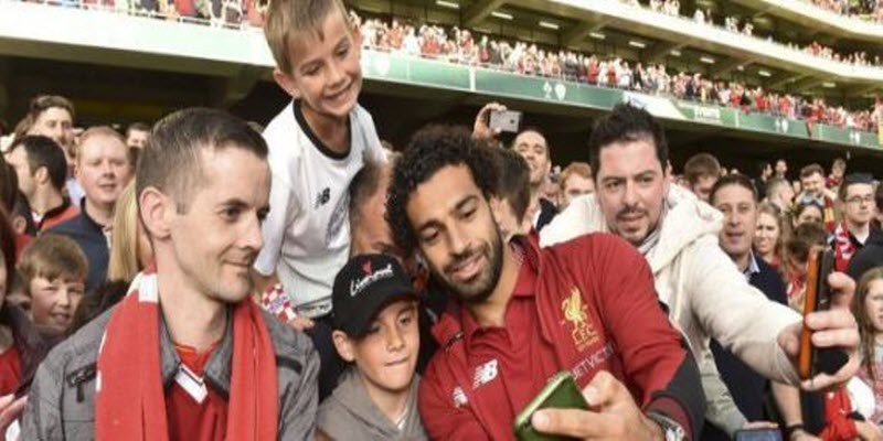 كيف أثر محمد صلاح على جمهوره الإنجليزي إلى حد التصريح باعتناق الإسلام فوراً لو طلب ذلك؟.. فيديو والصور