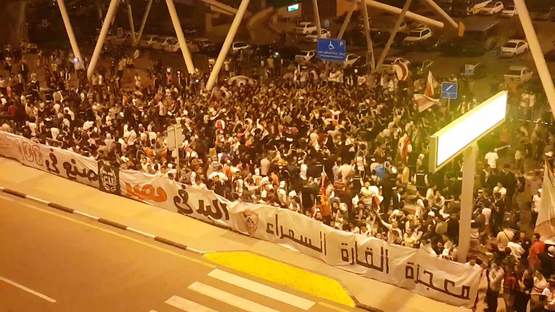 بالصور| “صفقة الزمالك السوبر” يصل إلى مطار القاهرة.. وشوبير يؤكد: نجم تشيلسي سيوقع للزمالك