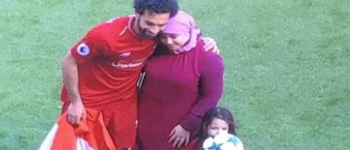 زوجة محمد صلاح تعود لقرية نجريج  برفقة ابنتها مكة.. وحماها يستقبلها في المطار