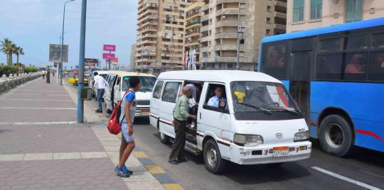 سائق ميكرو باص تحرش بفتاة وحاول خطف فتاتين .. شاهد ماذا فعل به الناس – صور-