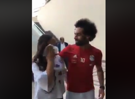 بالفيديو.. «محمد صلاح» يثير معجبيه من جديد ويحتضن فتاة