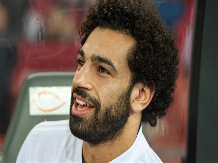 بالصور.. محمد صلاح يظهر بـ”نيولوك” غريب.. والجمهور: “الحلاق ده يتاخد ع القسم”