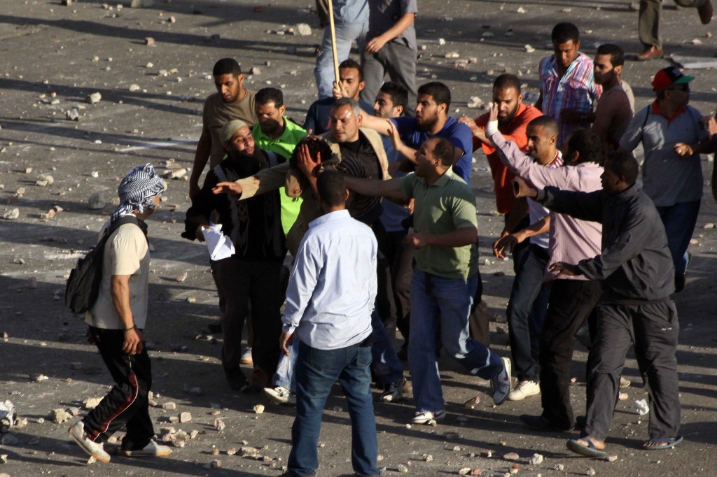 “حرب شوارع” في إحدى أحياء القاهرة الكبرى.. وإصابة 4 مواطنين حتى الآن.. والأمن يفرض كردون أمني!!