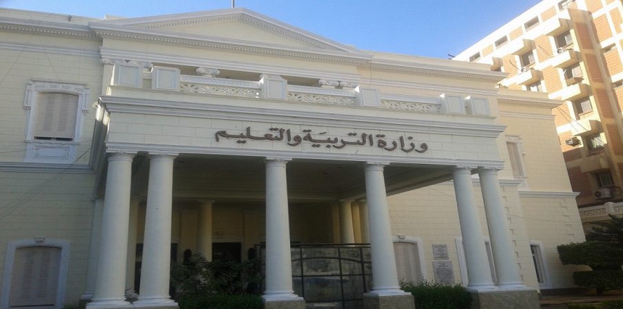 بالفيديو: طالبة تحتضن شابا في الطريق العام.. والإدارة التعليمية تفصلها  