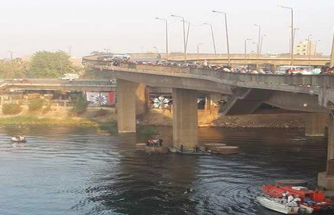 في واقعة مثيرة.. 5 مواطنين يقفزون من سيارة أعلى كوبرى بالدقهلية.. ومصرع أثنان منهم!