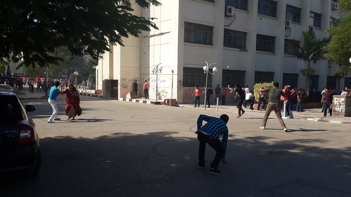 مصدر بجامعة المنصورة يكشف تفاصيل فضيحة “حضن طالبة” داخل الحرم الجامعي !!