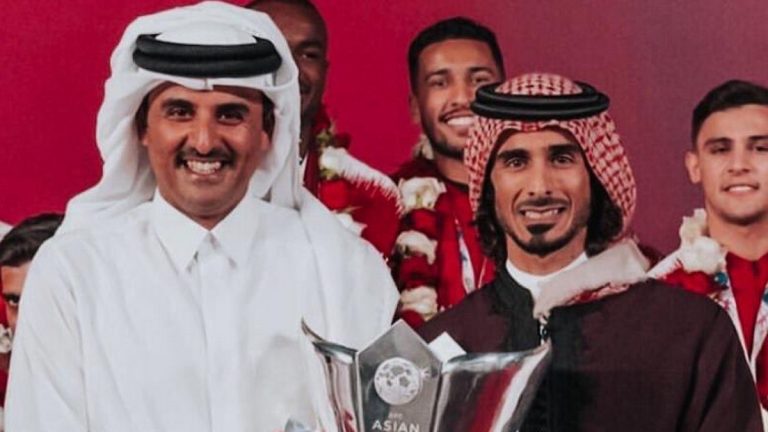 شاهد تصرف أمير قطر تميم بن حمد المهين لقائد منتخب بلاده حسن الهيدوس – فيديو-