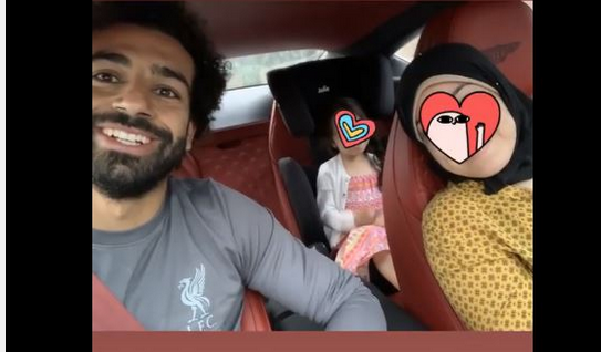 الصحف الإنجليزية تتغنى “محمد صلاح” بعد منحه الصدارة للريدز.. واللاعب يحتفل على طريقته الخاصة من زوجته وابنته (فيديو)