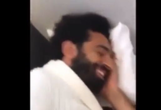 لاعبي ليفربول يسخرون من نوم محمد صلاح في أرضية الطائرة.. والنجم المصري يتجاهل ردود أفعالهم ” فيديو”