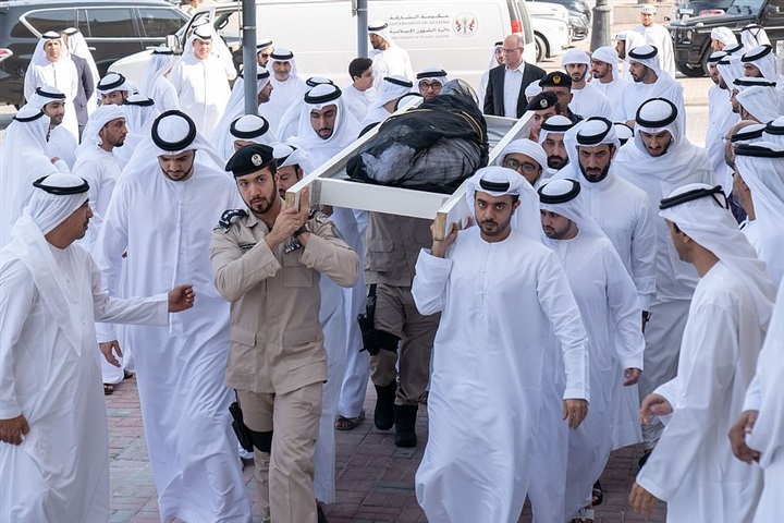 عاجل “بالصور”| شيوخ وقيادات الإمارات يودعون الشاب الشيخ “سلطان بن محمد” بالدموع التي بللت وجوههم