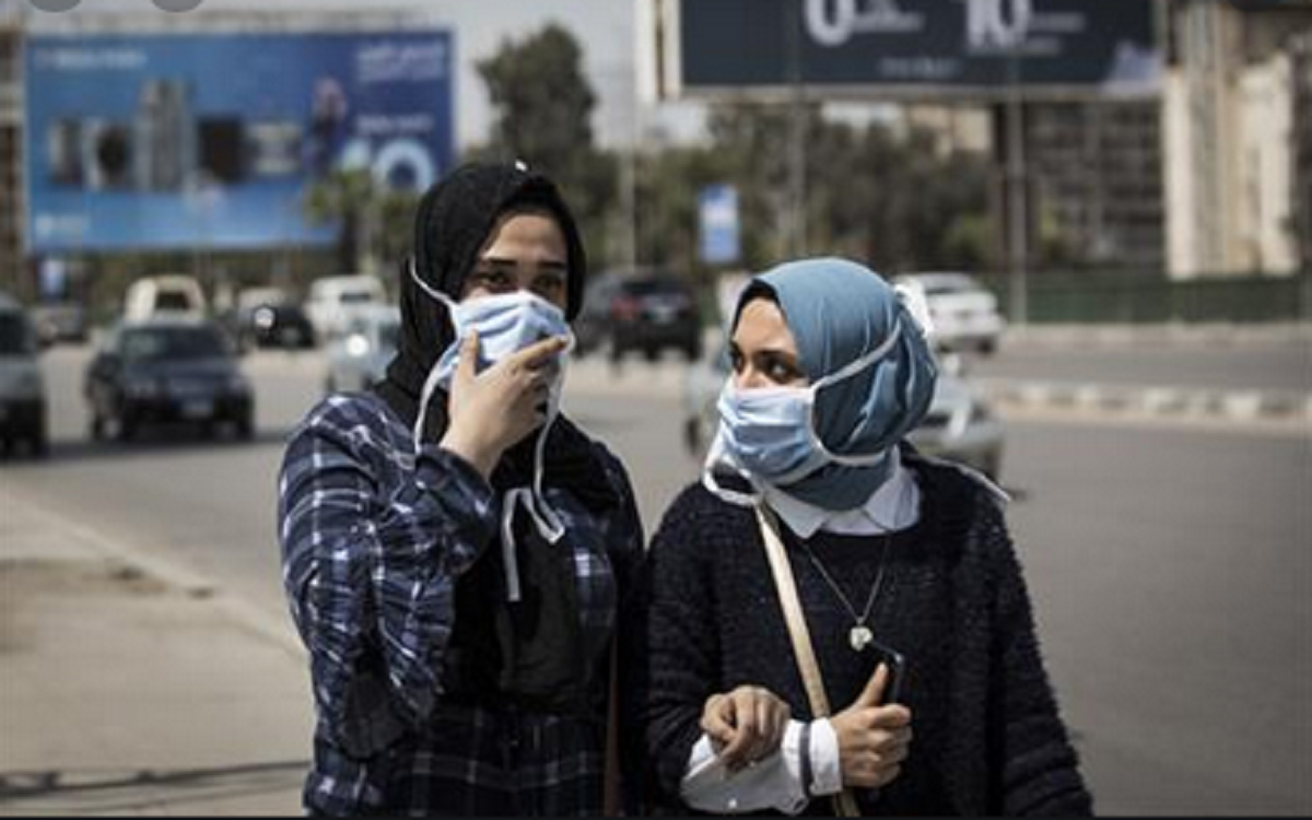 فيديو من داخل أحد الأسواق الشعبية في مصر يكشف حجم مخالفات ارتداء الكمامات