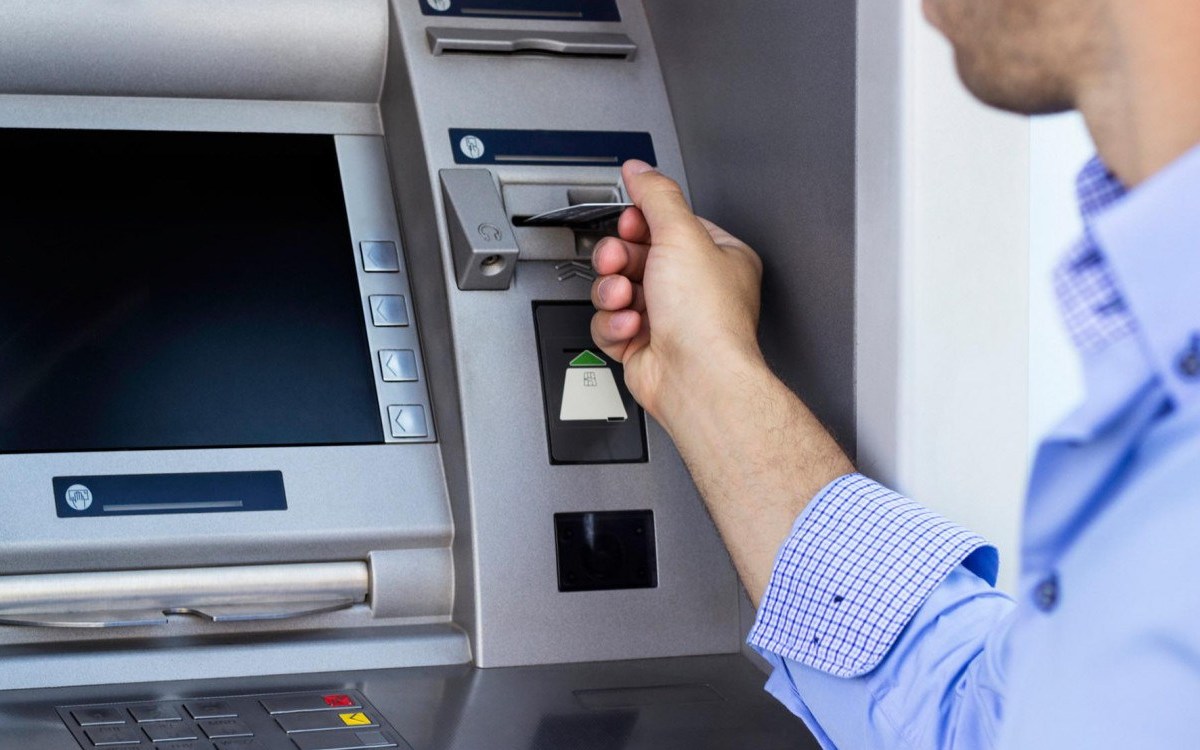 تعرف على رسوم السحب والاستعلام عن الرصيد من ماكينات الصراف الآلي ATM لجميع البنوك.. التطبيق يناير 2021