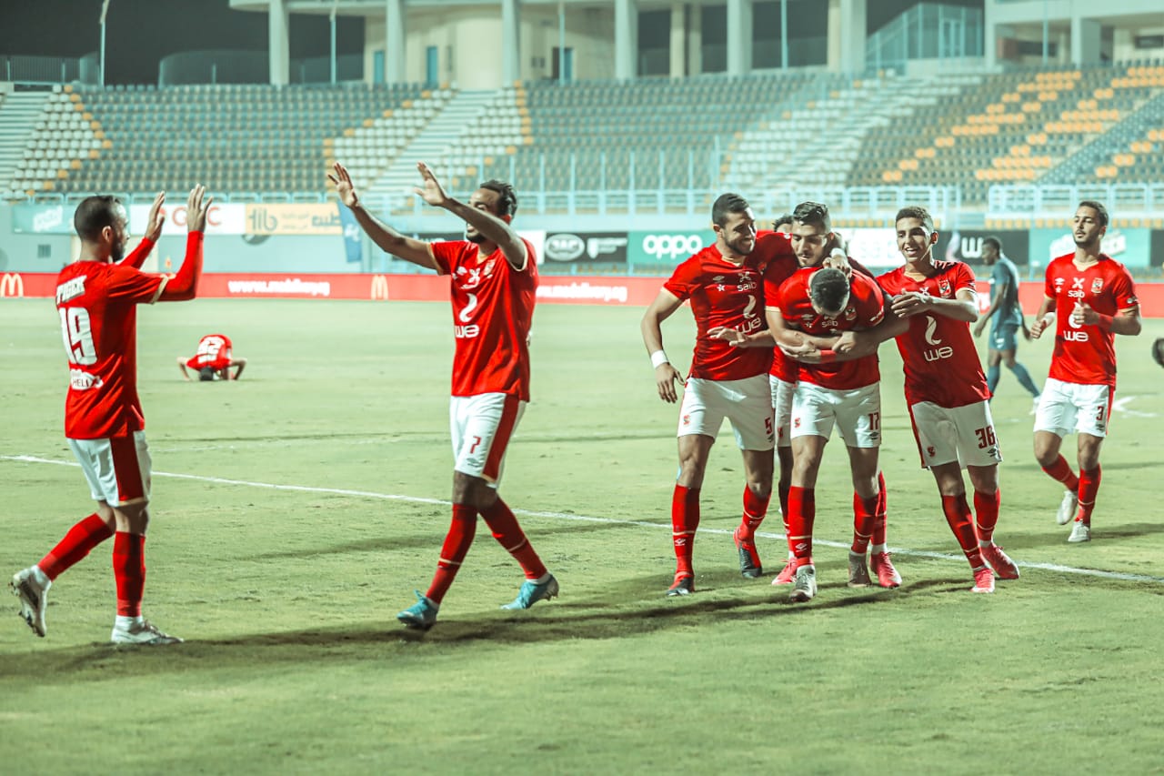 الأهلي يضرب إنبي بثلاثية.. ويواصل تضيق الخناق على الزمالك