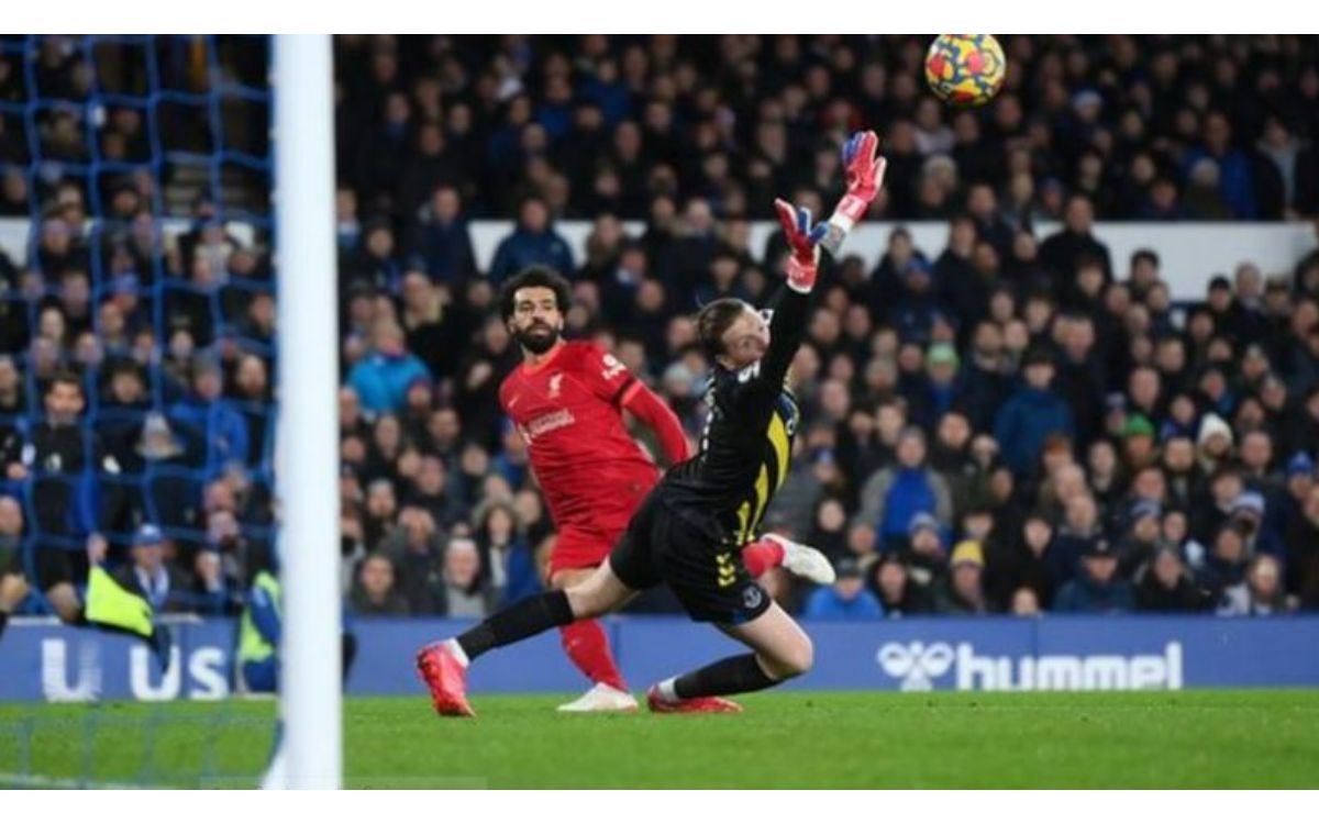 محمد صلاح يقود ليفربول للفوز على إيفرتون بالدوري الإنجليزي لكرة القدم