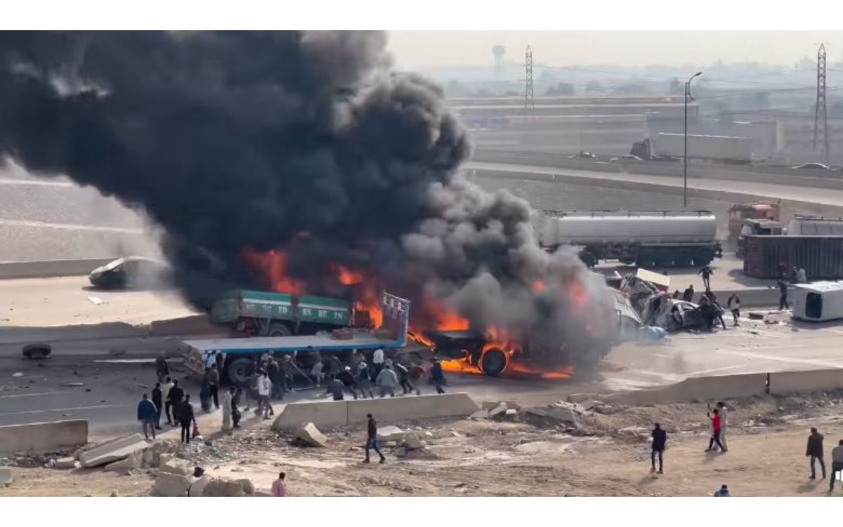 شاهد | تفاصيل الحادث المروع بالطريق الأوسطي بين سيارات ملاكي ونقل ثقيل