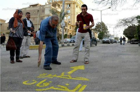 شاهد .. الجرافتي الذي تسبب في الاشتباكات امام مقر الاخوان